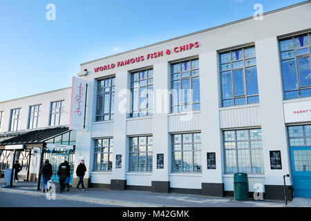 Eine Harry Ramsdens Fisch und Chips Restaurant und Imbiss Räumlichkeiten an der Küste von Bournemouth, Großbritannien der größte Fisch und Chips Restaurant Stockfoto