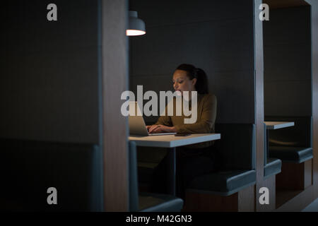 Geschäftsfrau, die spät in der Nacht im Büro allein Stockfoto