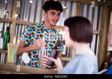 Barkeeper einen Cocktail an Street Food Markt Stockfoto