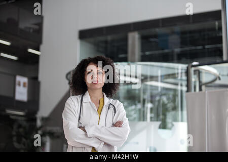 Portrait von zuversichtlich Ärztin im Krankenhaus Stockfoto
