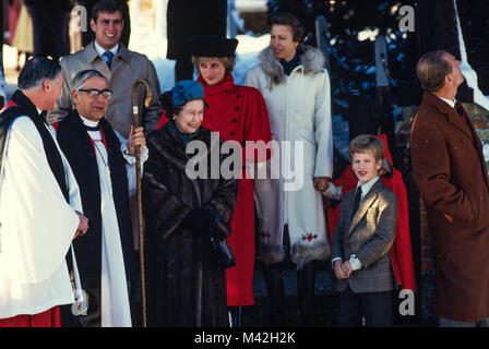 Der britischen königlichen Familie, angeführt von der Königin nach dem traditionellen Weihnachtsmarkt Besuch von Kirche auf dem Queens Sandrigham Immobilien in Norfolk, England, UK. 25. Dezember 1985 Stockfoto