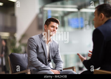 Eine Frage in einem Interview gefragt, Geschäftsmann Stockfoto