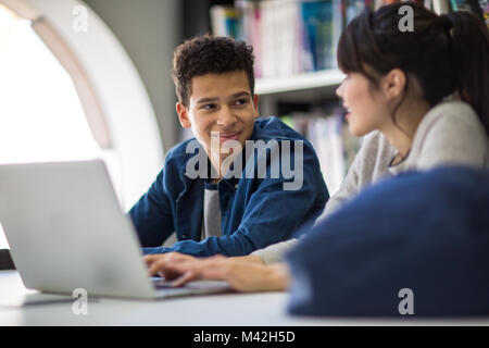 Studenten arbeiten zusammen in Bibliothek Stockfoto