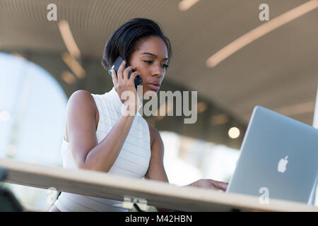 Geschäftsfrau arbeiten im Café Stockfoto