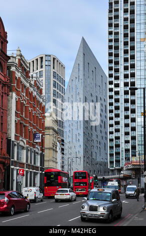 Die modernen Gebäude (mit dem Hotel Bin von Montcalm" in der Mitte) und Verkehr über die City Road, London, England, Großbritannien Stockfoto