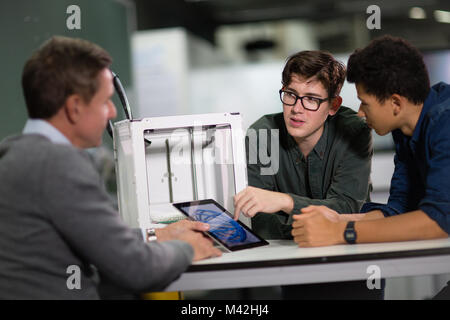 Schüler auf der Suche nach einem Design für 3D-Modell Stockfoto