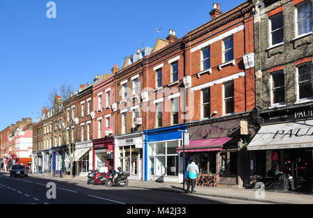 Geschäfte entlang der Upper Street, Islington, London, England, Großbritannien Stockfoto