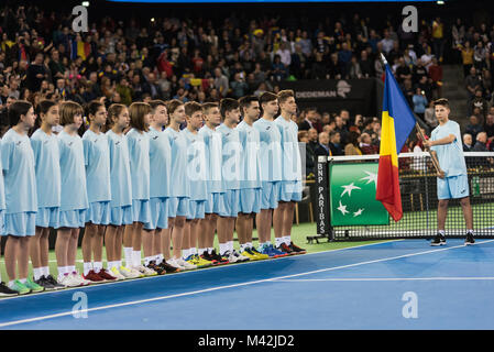 CLUJ Napoca, Rumänien - 10. Februar 2018: Der Ball Jungen und Mädchen, die der Hof während der Eröffnungsfeier der Fed Cup Weltgruppe Play-Offs Stockfoto