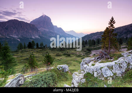 Der Beginn eines neuen Tages in den Dolomiten, Cortina d'Ampezzo, Belluno, Venetien, Italien, Europa Stockfoto