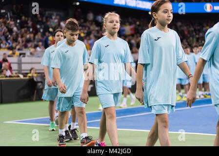 CLUJ Napoca, Rumänien - 10. Februar 2018: Der Ball Jungen und Mädchen, die der Hof während der Eröffnungsfeier der Fed Cup Weltgruppe Play-Offs Stockfoto