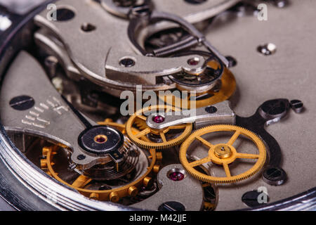 Der Mechanismus einer Uhr Nahaufnahme von einem Zahnrad und die Feder eines alten Chronometer Stockfoto