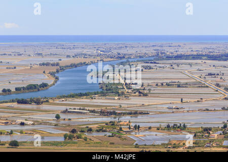 Ebre Fluss und überfluteten Reisfeldern in Ebro Delta, Katalonien in Spanien Stockfoto