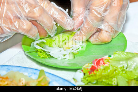 Vietnamse Frühlingsrollen mit Salat, Minze, Garnelen und Nudeln Reis papier gerollt Stockfoto