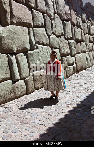Peru, Cusco, Cuzco, Wand des Museum für religiöse Kunst. Beispiele für polygonale Mauerwerk. Indische Frau. Unesco-Weltkulturerbe. Stockfoto