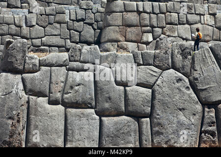 Peru, Cusco, Cuzco, Saqsayhuaman, Sacsayhuaman, Sacsaywaman. Inka Ruinen. Tourist. Frau. Unesco-Weltkulturerbe. Stockfoto