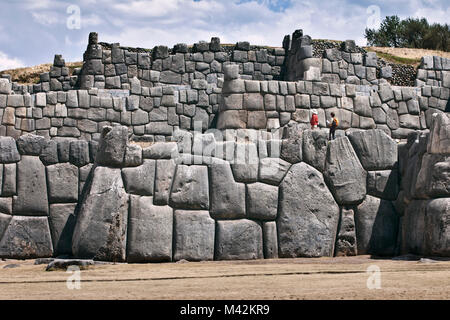 Peru, Cusco, Cuzco, Saqsayhuaman, Sacsayhuaman, Sacsaywaman. Inka Ruinen. Touristen. Mann und Frau. Unesco-Weltkulturerbe. Stockfoto