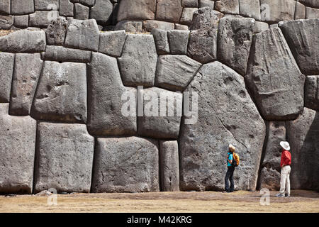 Peru, Cusco, Cuzco, Saqsayhuaman, Sacsayhuaman, Sacsaywaman. Inka Ruinen. Touristen. Mann und Frau. Unesco-Weltkulturerbe. Stockfoto