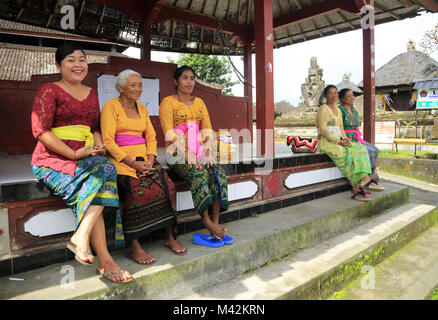 Lokale Damen im traditionellen balinesischen Kebaya und Sarong in einem kleinen Dorf in der Nähe von Ubud Bali Indonesien. Stockfoto