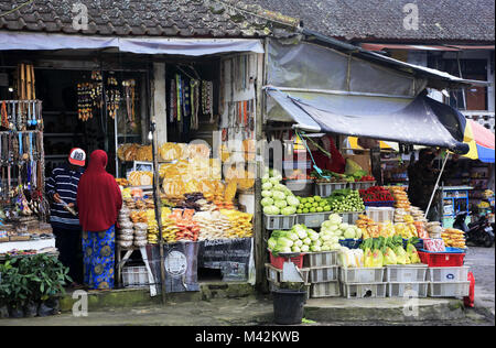 Obst und Gemüse Anbieter in Candi Kuning Markt.. Indonesien Bali Bedugul. Stockfoto