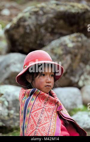 Peru, Patakancha, Patacancha, Dorf in der Nähe von Ollantaytambo. Indische Mädchen in traditioneller Tracht. Stockfoto