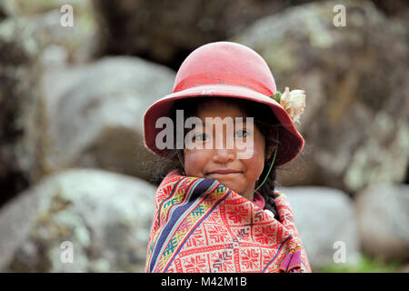 Peru, Patakancha, Patacancha, Dorf in der Nähe von Ollantaytambo. Indische Mädchen in traditioneller Tracht. Stockfoto