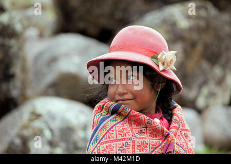 Peru, Patakancha, Patacancha, Dorf in der Nähe von Ollantaytambo. Indische Mädchen in traditioneller Tracht. Stockfoto