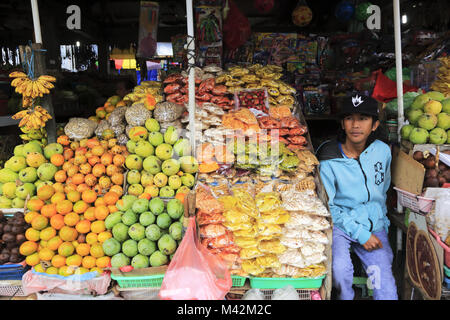 Ein Mann Verkauf von Obst und Gemüse Anbieter in Candi Kuning Markt.. Indonesien Bali Bedugul. Stockfoto