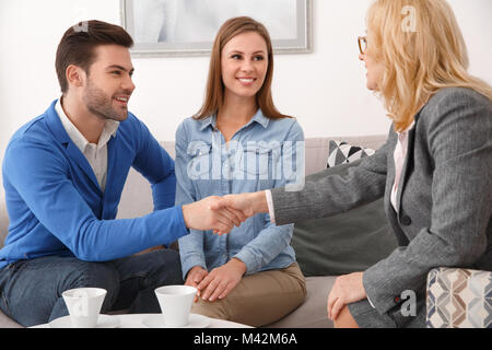 Junges Paar mit Psychologe Familie Therapie Hände schütteln Stockfoto