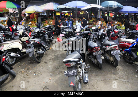 Motorroller parken in Candi Kuning Markt.. Indonesien Bali Bedugul. Stockfoto