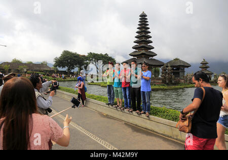 Besucher in Fotos vor der Pura Ulun Danu Bratan Tempel am Lake Bratan. Indonesien Bali. Stockfoto