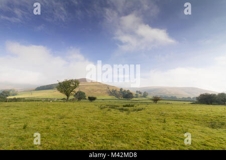 Ein Bild des Nebels auf den Hügeln bei Alfreton, Derbyshire am Morgen im frühen Herbst Stockfoto