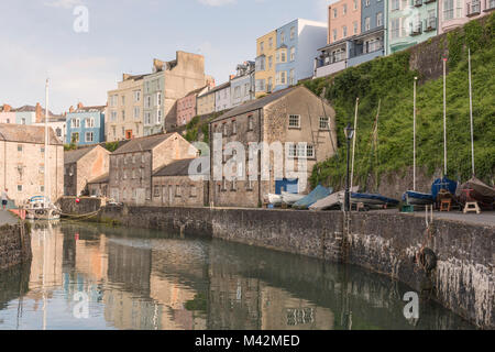 Ein Bild von Tenby Kai und die umliegenden pastellfarbenen Häuser, die übersehen, Schuß im Abendlicht, Tenby, Pembrokeshire, South Wales. Stockfoto