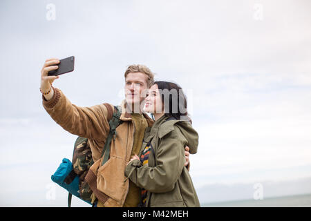 Junges Paar ein selfie auf einer kampierenden Reise Stockfoto