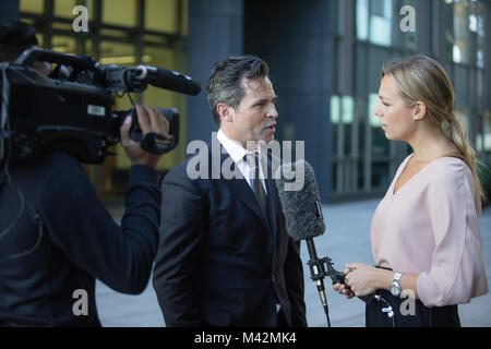 Geschäftsmann wird auf der Straße interviewt Stockfoto