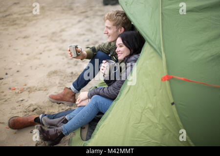 Junges Paar Camping am Strand im Herbst Stockfoto