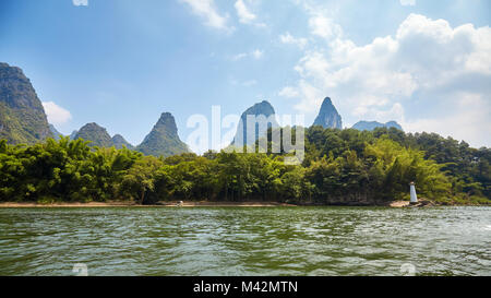 Li River (Li Jiang) in der Nähe von Xingping, China. Stockfoto