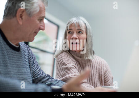 Senior Paar diskutieren Home Finance zusammen Stockfoto