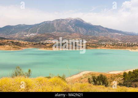 Ein Bild von der beeindruckenden Sierra de Tejeda Berge und See Vinuela in der Provinz Malaga, Andalusien, Spanien Stockfoto