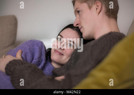 Paar zu Hause kuscheln auf dem Sofa Stockfoto