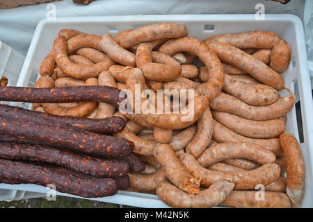 Frisch Würstchen, die zum Verkauf angeboten werden. Stockfoto