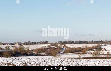 Ein Bild von Ackerland mit Schnee bedeckt, auf einem kalten Winter, in der Nähe von Kibworth Harcourt, Leicestershire, England, Großbritannien Stockfoto