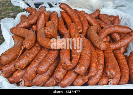 Frisch Würstchen, die zum Verkauf angeboten werden. Stockfoto