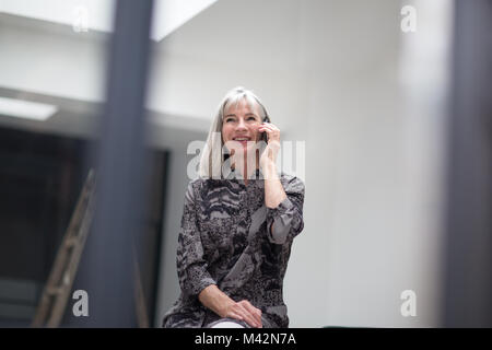 Senior Geschäftsfrau auf dem Smartphone Stockfoto