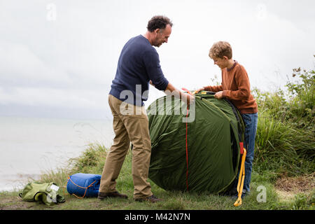 Vater und Sohn ein Zelt zusammen Stockfoto