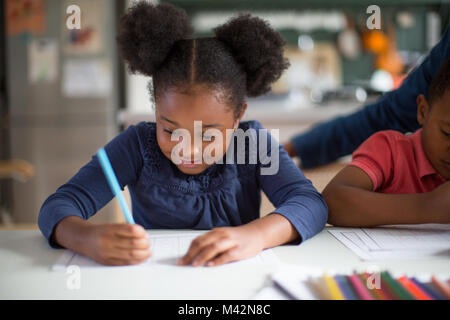 African American Girl tun, Schule, Arbeit zu Hause Stockfoto