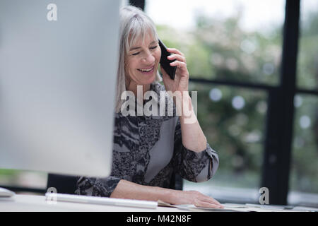 Senior Geschäftsfrau arbeiten im Büro Stockfoto