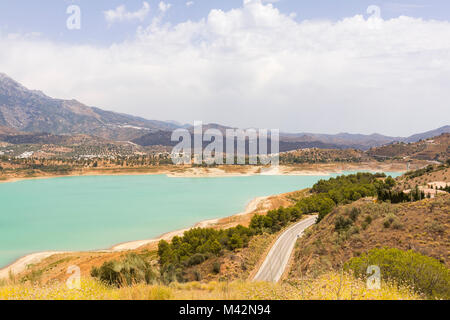 Ein Blick auf einen Abschnitt der See Vinuela in der Provinz Málaga, Spanien mit der Sierra de Tejeda Strecke der Berge auf der linken Seite Stockfoto