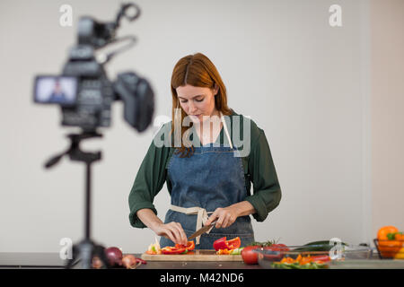 Erwachsene Frau Koch Aufnahme eines Videos Blog Stockfoto