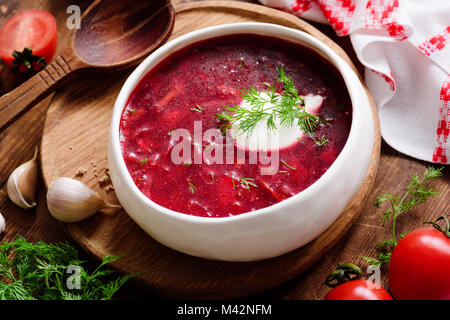 Borscht Suppe in weiße Schüssel mit saurer Sahne. Nationale ukrainische und russische Küche essen. Detailansicht Stockfoto