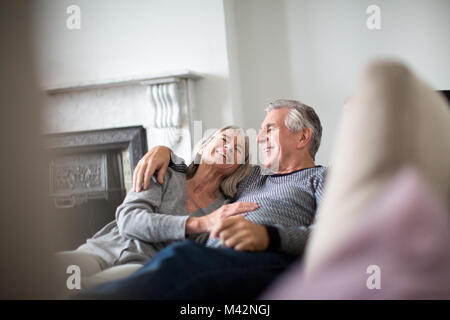 Älteres paar entspannende auf sofa Stockfoto